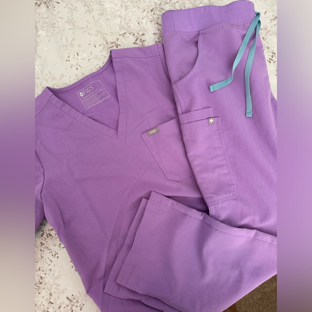 Figs set. Large Catarina one pocket top. Large Kade Regular pants